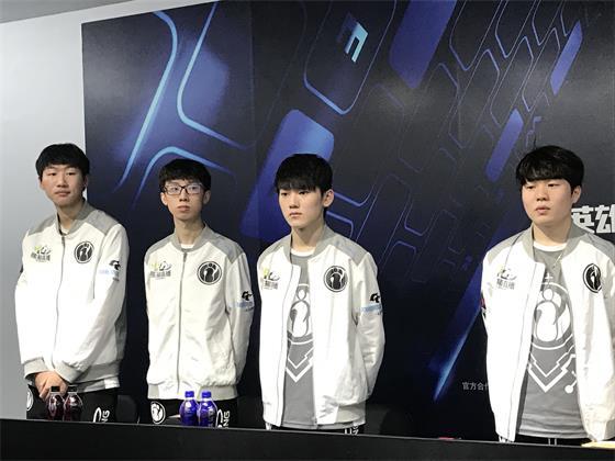 坚称自己是 坚称自己是