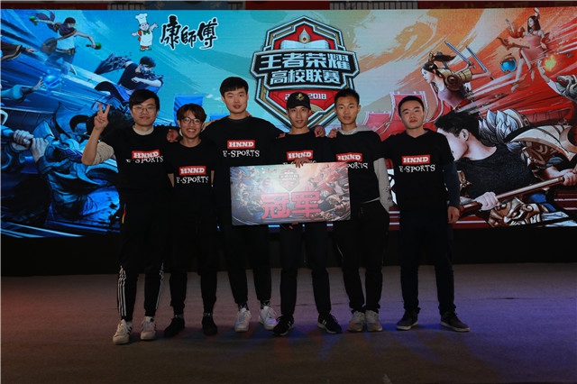 着运动员违 着运动员违