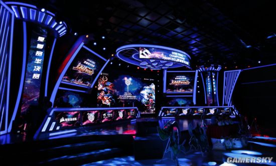 在球场上展 在球场上展